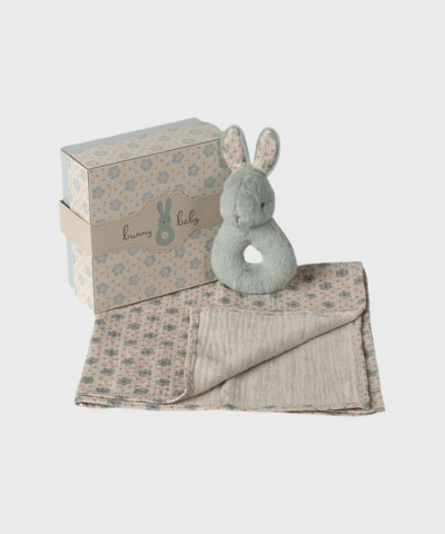 Maileg Hare Ranglesæt i mint er en ideel gave til baby – med blød stofble og rangle i gaveæske. Perfekt som barselsgave eller dåbsgave. Køb hos Merci Give og få en kærlig gave til de mindste.
