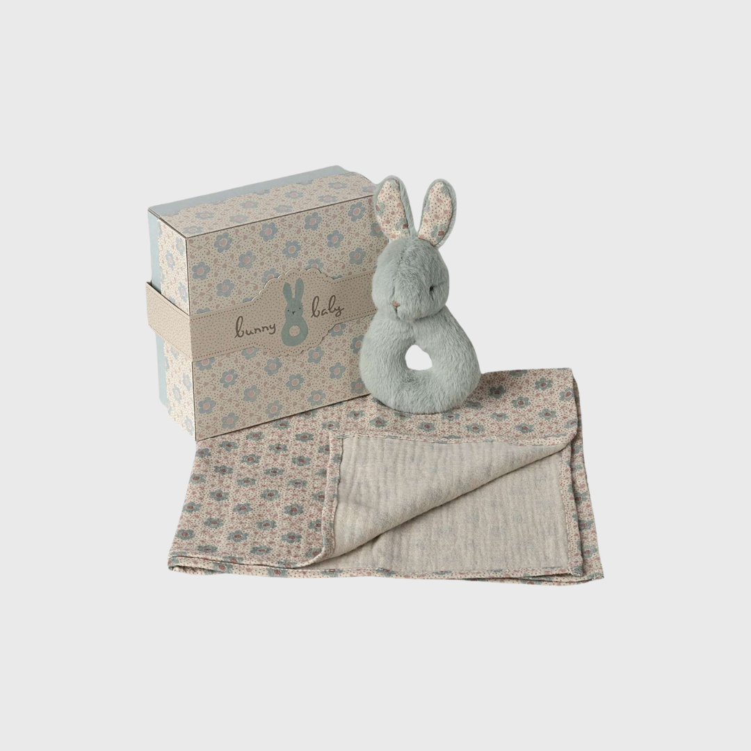 Maileg Hare Ranglesæt i mint er en ideel gave til baby – med blød stofble og rangle i gaveæske. Perfekt som barselsgave eller dåbsgave. Køb hos Merci Give og få en kærlig gave til de mindste.