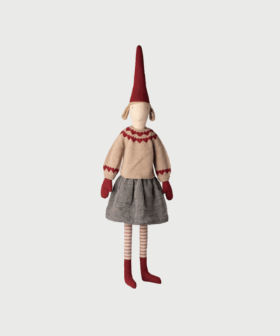 Pixy nisse pige str. 6 fra Maileg – julefigur i klassisk nissetøj med nederdel og strikket sweater. Fremstillet i bomuld og polyester med fine detaljer. Perfekt til juledekoration. Køb hos Merci Give med hurtig levering og fri fragt over 499 DKK.