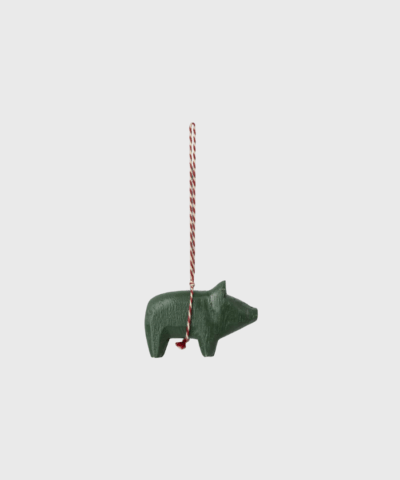 Maileg Wooden Ornament Pig – mørkegrøn håndmalet trægris med snoet ophængssnor. Et klassisk og charmerende juleornament, perfekt til juletræet eller som del af din personlige juleudsmykning. Køb hos Merci Give med hurtig levering og fri fragt over 499 DKK.
