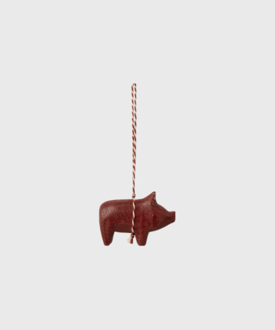 Maileg Wooden Ornament Pig – rød håndmalet trægris med snoet ophængssnor. Et klassisk og charmerende juleornament, perfekt til juletræet eller som del af din personlige juleudsmykning. Køb hos Merci Give med hurtig levering og fri fragt over 499 DKK.