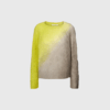 Rabens Saloner Cross Dye Boxy Sweater Jasmin er en luksuriøs strik med et moderne farvespil i lime og pelican. Den boxy pasform giver et afslappet og stilfuldt look, perfekt til både hverdag og layering. Fremstillet i 100 % uld for maksimal komfort og varme. Køb online med hurtig levering.