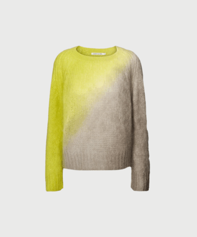Rabens Saloner Cross Dye Boxy Sweater Jasmin er en luksuriøs strik med et moderne farvespil i lime og pelican. Den boxy pasform giver et afslappet og stilfuldt look, perfekt til både hverdag og layering. Fremstillet i 100 % uld for maksimal komfort og varme. Køb online med hurtig levering.