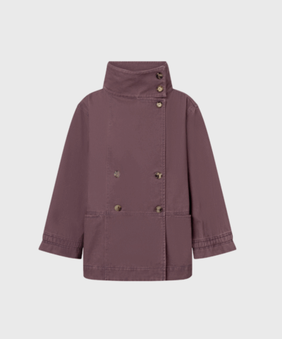 CARALYN Faded Twill fra [brandnavn] er en klassisk dobbeltradet jakke med moderne detaljer. Fremstillet i 100 % økologisk bomuld, kombinerer den bæredygtighed med stil. Den høje krave, mørke hornknapper og justerbare stropper giver et elegant og funktionelt design. Perfekt til dig, der ønsker en tidløs jakke med oversized pasform. Køb online med hurtig levering og nem retur.