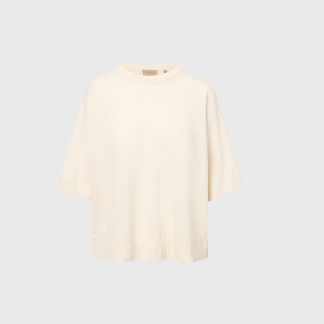 KARA Merino sweater er et must-have til garderoben. Fremstillet i 100 % uld, giver den både varme og komfort året rundt. Det enkle design med korte ærmer, rund hals og ribdetaljer gør den perfekt til både arbejde og afslappede dage. Style den med jeans eller nederdel for et klassisk look. Køb online med hurtig levering og nem retur.