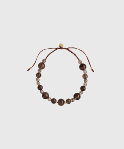 Opdag Cherie Bon Bon armbåndet fra STINE A Jewelry – et håndknyttet armbånd med røgkvarts ædelsten og forgyldt sterlingsølv. Perfekt til et elegant og personligt stacked look.