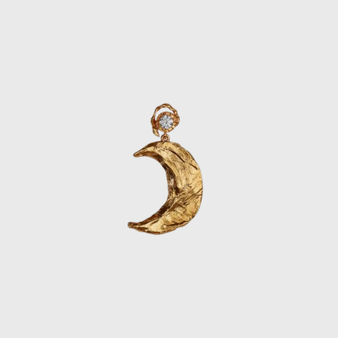 Opdag Claire de Lune øreringen fra STINE A Jewelry – en stor statement-ørering i 18 karat forgyldt 925 sterlingsølv med funklende hvid zirkon. Perfekt til et elegant og cool look.