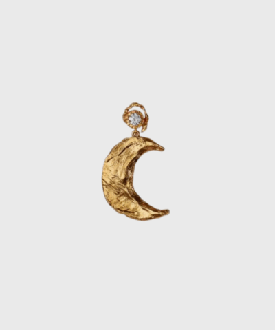 Opdag Claire de Lune øreringen fra STINE A Jewelry – en stor statement-ørering i 18 karat forgyldt 925 sterlingsølv med funklende hvid zirkon. Perfekt til et elegant og cool look.