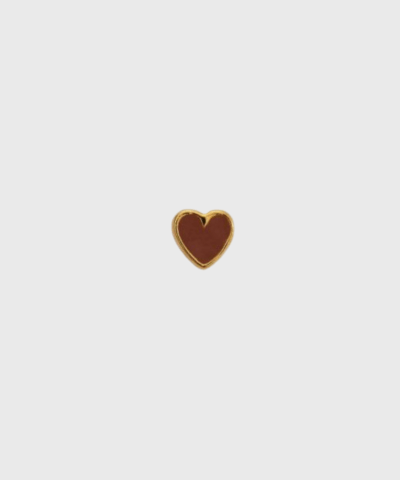 Opdag Petit Love Heart øreringen fra STINE A Jewelry – en romantisk ørestik i 18 karat forgyldt 925 sterlingsølv med emalje i farven mocha mousse. Perfekt til mix & match og et personligt look.