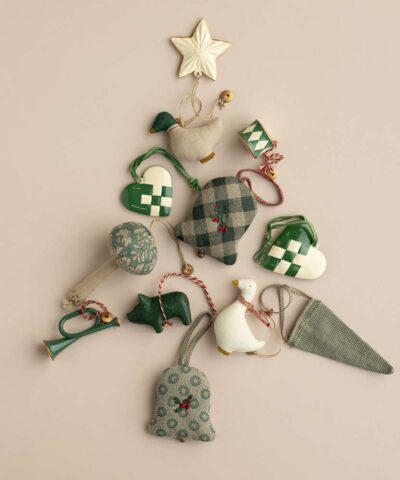 Alternative view of Maileg – Træophæng, Gris – Grøn