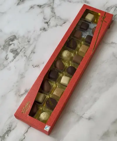 Alternative view of Sv. Michelsen – 20 stk. Fyldt Chokolade i Juleæske