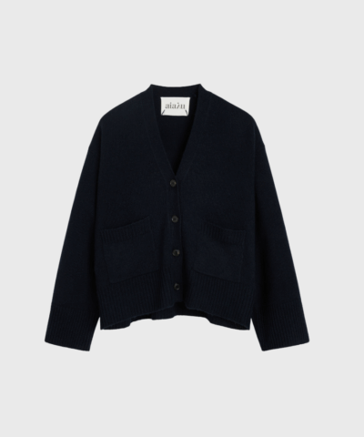Cora cardigan i Black Blue er en luksuriøs strik i 100% Sartuul-uld. Med kort silhuet, vidde ærmer og håndlavede detaljer er den perfekt til dig, der ønsker kvalitet og tidløst design. Ansvarligt produceret med fokus på naturlige materialer og traditionelt håndværk.