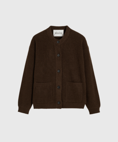 Bine cardigan fra Aiayu i Dark Brown er en luksuriøs strik i 100% Sartuul-uld. Med kort silhuet, vidde ærmer og håndlavede detaljer er den perfekt til dig, der ønsker kvalitet og tidløst design. Ansvarligt produceret med fokus på naturlige materialer og traditionelt håndværk.