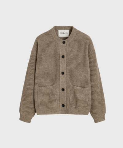 Bine cardigan fra Aiayu i Pure Soil er en luksuriøs strik i 100% Sartuul-uld. Med kort silhuet, vidde ærmer og håndlavede detaljer er den perfekt til dig, der ønsker kvalitet og tidløst design. Ansvarligt produceret med fokus på naturlige materialer og traditionelt håndværk.