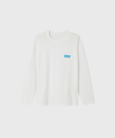 Opdag American Vintage Gixy T-shirt i hvid – en mellemlang T-shirt med lange ærmer, rund hals og løs pasform. Fremstillet i 100% bomuld for maksimal komfort. Shop den hos [din webshop] med hurtig levering og fri fragt over 499 DKK.