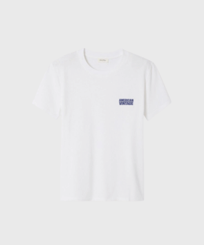 American Vintage YKO02CE26 i Blanc er en tidløs basic med blød kvalitet og klassisk design. Perfekt til hverdagsbrug og layering. Style den med jeans, bukser eller under en blazer for et moderne og enkelt look.