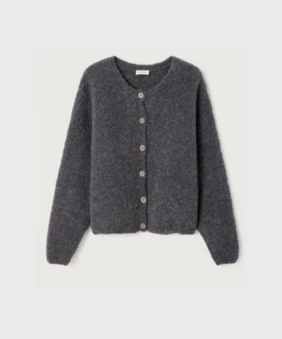 Opdag American Vintage Zolly Bluse i farven Metach – en blød og komfortabel strik med afslappet pasform og rund hals. Perfekt til hverdagsbrug og hyggelige outfits. Shop den hos [din webshop] med hurtig levering og fri fragt over 499 DKK.