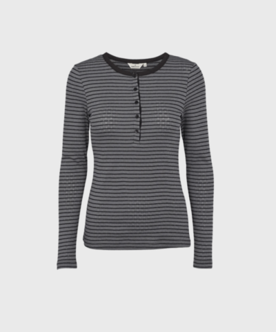 Opdag den tidløse Basic Apparel Arense Stripe Granddad T-shirt i Poppy Seed/Black – en klassiker til garderoben. Fremstillet i 100% økologisk bomuld for maksimal komfort og bæredygtighed. Det stribede design og granddad-hals med knapper giver et afslappet og stilrent look, perfekt til både hverdag og lag-på-lag styling.