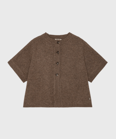 Beta Studios Malle Vest Knit – klassisk strikvest i walnut med uld og cashmere. Køb online hos Merci Give.