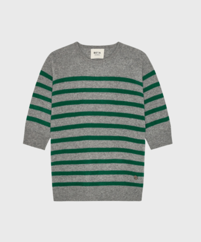 Bianca Striped Lady Sleeve Cashmere i grå og grøn er en eksklusiv striktrøje i 100% cashmere. Perfekt til hverdagsbrug og elegante outfits. Køb online hos Merci Give med hurtig levering og fri fragt over 499 DKK.