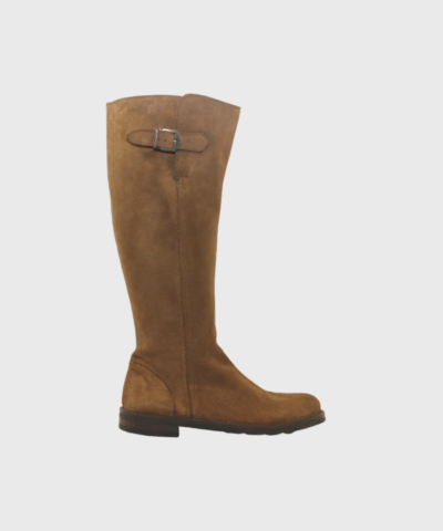 Opdag den elegante Bubetti 9930V støvle i lys brun ruskind – dansk design, håndlavet i Italien. Fremstillet i vegetabilsk garvet ruskind med skindfoer, indvendig lynlås og dekorativ rem. Komfortabel og slidstærk med gummisål. Perfekt til dig, der ønsker kvalitet og tidløst design.