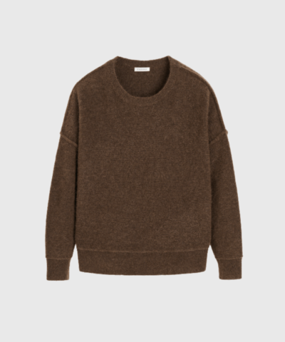 Soft Cloud Mohair Pullover fra Season ESS er en eksklusiv strik med oversized pasform og blød kvalitet. Fremstillet i certificeret uld og kidmohair for et ansvarligt valg. Perfekt til hverdagsbrug og vinterens garderobe med sit moderne design og komfortable fit.