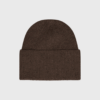 Frau Basel Cashmere Beanie i farven Acorn er den perfekte vinteraccessory til dig, der ønsker luksus og komfort. Huen er strikket i 100% cashmere, hvilket giver en utrolig blød og varm kvalitet. Det tidløse ribstrikkede design sikrer en klassisk pasform, der passer til alle outfits. Ideel til både hverdag og kolde vinterdage.