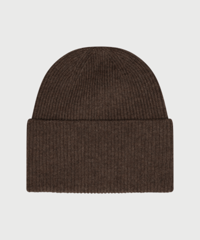 Frau Basel Cashmere Beanie i farven Acorn er den perfekte vinteraccessory til dig, der ønsker luksus og komfort. Huen er strikket i 100% cashmere, hvilket giver en utrolig blød og varm kvalitet. Det tidløse ribstrikkede design sikrer en klassisk pasform, der passer til alle outfits. Ideel til både hverdag og kolde vinterdage.