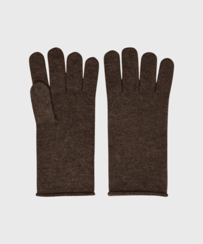Frau Canazei Cashmere Gloves i farven Acorn er den perfekte vinteraccessory til dig, der ønsker luksus og varme. Handskerne er strikket i 100% cashmere, hvilket giver en blød og behagelig kvalitet. Det tidløse design med ribkant sikrer en klassisk pasform, der passer til alle outfits. Ideel til både hverdag og kolde vinterdage.