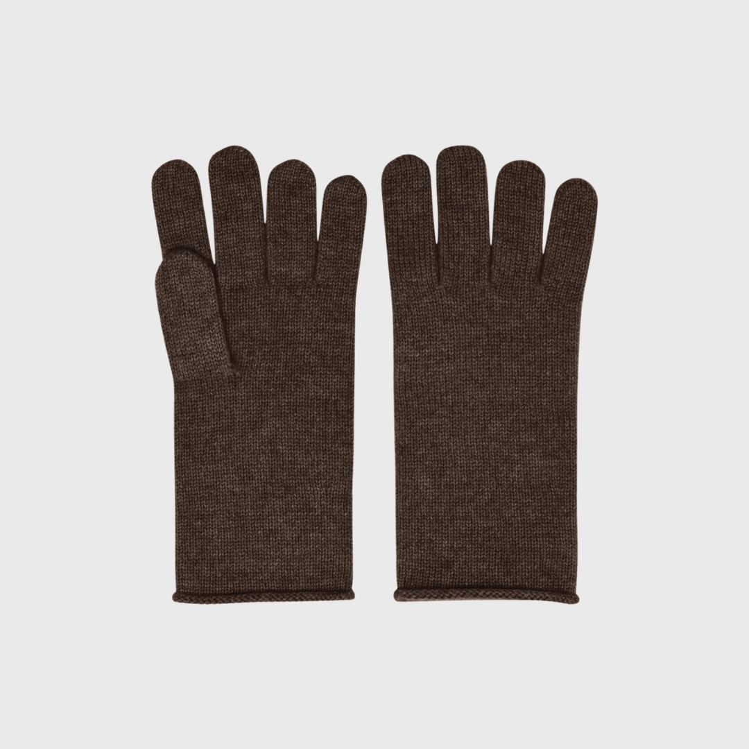 Frau Canazei Cashmere Gloves i farven Acorn er den perfekte vinteraccessory til dig, der ønsker luksus og varme. Handskerne er strikket i 100% cashmere, hvilket giver en blød og behagelig kvalitet. Det tidløse design med ribkant sikrer en klassisk pasform, der passer til alle outfits. Ideel til både hverdag og kolde vinterdage.