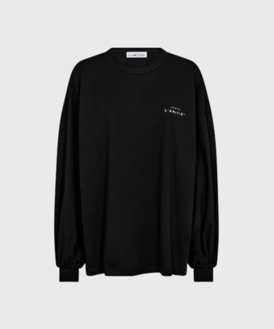 Crew Neck LS Tee i sort er en klassisk langærmet T-shirt i 100% økologisk bomuld. Perfekt som basislag eller til hverdagsbrug. Køb online hos Merci Give med hurtig levering og fri fragt over 499 DKK.