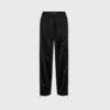 New Zip Track Pants i sort er et par sporty og moderne bukser i 100% polyester med elastisk talje og lynlåslommer. Perfekt til hverdagsbrug og casual styling. Køb online hos Merci Give med hurtig levering og fri fragt over 499 DKK.