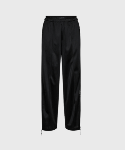 New Zip Track Pants i sort er et par sporty og moderne bukser i 100% polyester med elastisk talje og lynlåslommer. Perfekt til hverdagsbrug og casual styling. Køb online hos Merci Give med hurtig levering og fri fragt over 499 DKK.