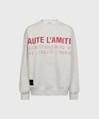 Studio Logo Sweat i Grey Melange med rød logo-print er en klassisk sweatshirt i blød bomuldsblanding med stretch. Perfekt til hverdagsbrug og afslappede outfits. Køb online hos Merci Give med hurtig levering og fri fragt over 499 DKK.