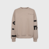 Opdag den stilrene Haute L’Amitié Oversized Sweatshirt i beige – et must-have til dig, der elsker komfort og cool design. Sweatshirten har en afslappet pasform, rund hals og lange ærmer med grafiske printdetaljer, der giver et moderne udtryk. Perfekt til hverdagsbrug, casual outfits eller som et trendy lag over dine favoritstyles. Fremstillet i en blød bomuldsblanding, der sikrer både komfort og holdbarhed.