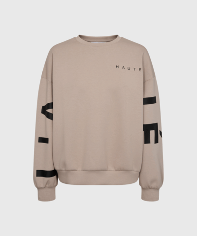 Opdag den stilrene Haute L’Amitié Oversized Sweatshirt i beige – et must-have til dig, der elsker komfort og cool design. Sweatshirten har en afslappet pasform, rund hals og lange ærmer med grafiske printdetaljer, der giver et moderne udtryk. Perfekt til hverdagsbrug, casual outfits eller som et trendy lag over dine favoritstyles. Fremstillet i en blød bomuldsblanding, der sikrer både komfort og holdbarhed.