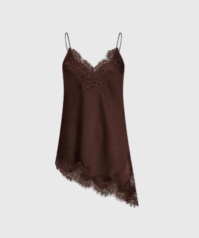 Haute L’Amitié Naomi Asym Lingerie Top i brun er en stilfuld og feminin top med asymmetrisk design. Fremstillet i en let og glat kvalitet, der giver et elegant udtryk. Perfekt til festlige anledninger eller som et chic lag-på-lag element i hverdagen.