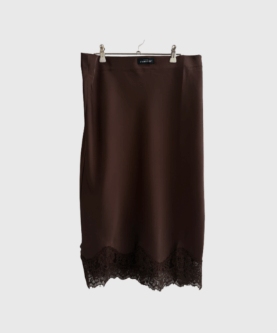 Haute L’Amitié Naomi Lingerie Pencil Skirt i brun er en stilfuld og feminin nederdel med lingerie-inspirerede detaljer. Fremstillet i en let og glat kvalitet, der giver et elegant udtryk. Perfekt til festlige anledninger eller som et chic statement-piece i hverdagen.