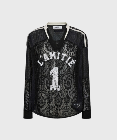 Opdag Haute L’Amitié Lace Football V-Blouse i sort – en elegant bluse med V-udskæring og smukke blondedetaljer. Perfekt til både hverdag og fest. Shop den hos [din webshop] med hurtig levering og fri fragt over 499 DKK.