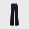 IVY Andrea Wide Pant i Pinstripe Dark Navy er den perfekte buks til et elegant og moderne look. Designet med høj talje, brede ben og klassiske pinstriber, giver den et sofistikeret udtryk med en flatterende pasform. Fremstillet i en blød kvalitet med let stretch for komfort hele dagen. Kombinér med Paula Short Blazer for et stilfuldt sæt til både business og casual.