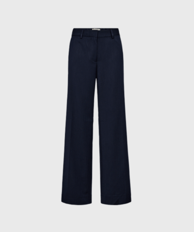 IVY Andrea Wide Pant i Pinstripe Dark Navy er den perfekte buks til et elegant og moderne look. Designet med høj talje, brede ben og klassiske pinstriber, giver den et sofistikeret udtryk med en flatterende pasform. Fremstillet i en blød kvalitet med let stretch for komfort hele dagen. Kombinér med Paula Short Blazer for et stilfuldt sæt til både business og casual.