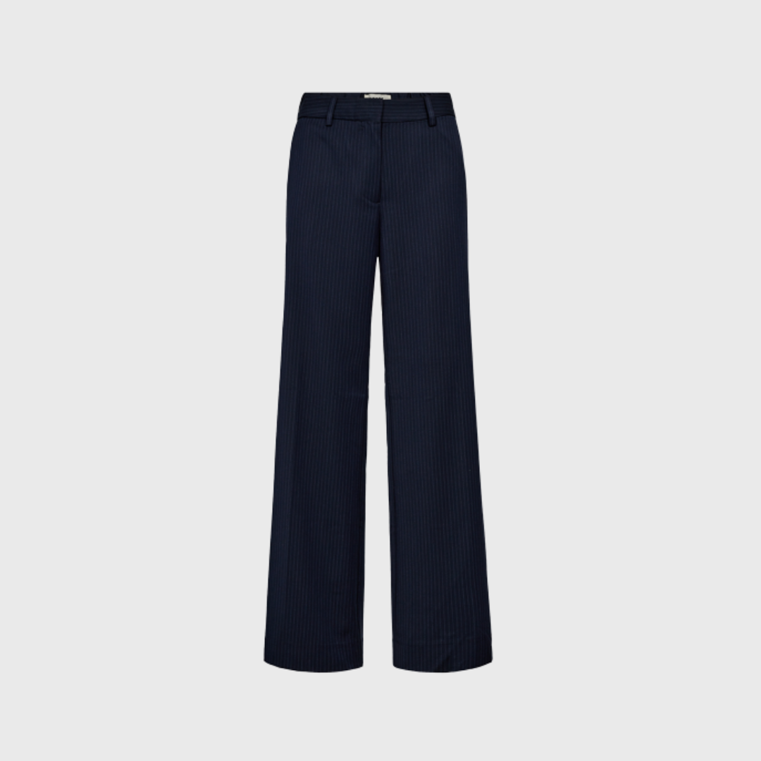 IVY Andrea Wide Pant i Pinstripe Dark Navy er den perfekte buks til et elegant og moderne look. Designet med høj talje, brede ben og klassiske pinstriber, giver den et sofistikeret udtryk med en flatterende pasform. Fremstillet i en blød kvalitet med let stretch for komfort hele dagen. Kombinér med Paula Short Blazer for et stilfuldt sæt til både business og casual.