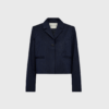 IVY Paula Short Blazer i Deep Navy Blue er en moderne, cropped blazer med et sofistikeret twist. Designet med rene linjer, skarpe revers og subtile pinstriber, giver den et cool og selvsikkert look. Den boxy pasform og korte længde gør den perfekt til både business og casual outfits. Fremstillet i en blød kvalitet med let stretch for komfort.