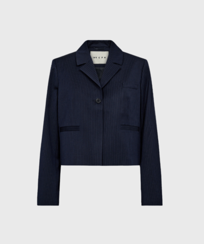IVY Paula Short Blazer i Deep Navy Blue er en moderne, cropped blazer med et sofistikeret twist. Designet med rene linjer, skarpe revers og subtile pinstriber, giver den et cool og selvsikkert look. Den boxy pasform og korte længde gør den perfekt til både business og casual outfits. Fremstillet i en blød kvalitet med let stretch for komfort.