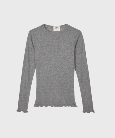 Opdag Mads Nørgaard Point Wool Poline Tee LS i Grey Melange – en luksuriøs langærmet T-shirt i 100% merinould. Perfekt til lag-på-lag styling og et tidløst, minimalistisk look. Shop den hos [din webshop] med hurtig levering og fri fragt over 499 DKK.