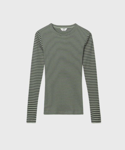 Mads Nørgaard 2x2 Cotton Stripe Tuba Tee LS i Sea Spray/Black er en klassisk langærmet T-shirt i blød, økologisk bomuld med ribstruktur. Perfekt som basislag eller til hverdagsbrug. Køb online hos Merci Give med hurtig levering og fri fragt over 499 DKK.