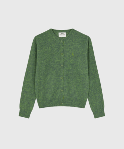 Mads Nørgaard Garzati Peach Cardigan i Sea Spray er en elegant og tidløs strikcardigan i blød alpaka- og uldblanding. Perfekt til lag-på-lag styling og tilføjer et klassisk touch til din garderobe. Køb den online hos Merci Give med hurtig levering og fri fragt over 499 DKK.