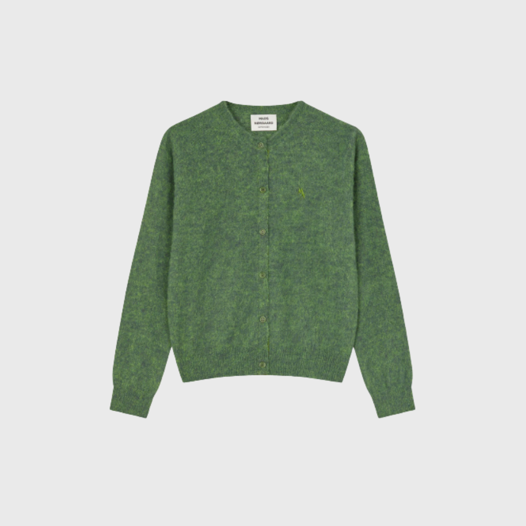 Mads Nørgaard Garzati Peach Cardigan i Sea Spray er en elegant og tidløs strikcardigan i blød alpaka- og uldblanding. Perfekt til lag-på-lag styling og tilføjer et klassisk touch til din garderobe. Køb den online hos Merci Give med hurtig levering og fri fragt over 499 DKK.