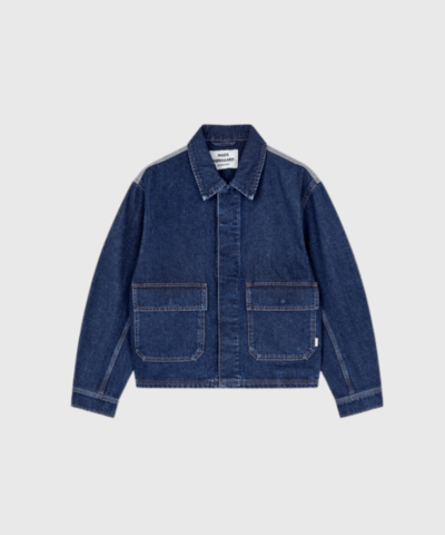 Mads Nørgaard Luke Denim Solar Jacket i Mid Blue Denim er en klassisk og moderne denimjakke med boxy pasform og kontrastdetaljer. Perfekt til hverdagsbrug og lag-på-lag styling. Køb online hos Merci Give med hurtig levering og fri fragt over 499 DKK.