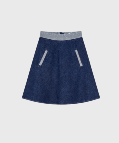 Mads Nørgaard Luke Denim Stelly Skirt Block i Mid Blue Denim er et klassisk A-formet denimskørt i 100% bomuld. Perfekt til hverdagsbrug og styling med strik eller skjorter. Køb online hos Merci Give med hurtig levering og fri fragt over 499 DKK.